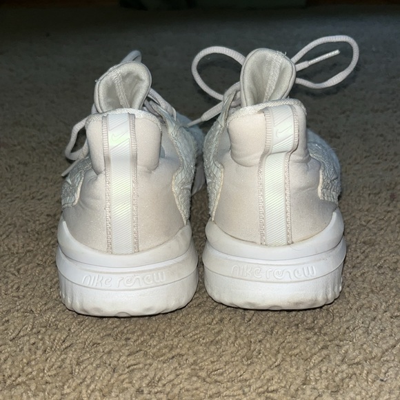 Women’s 8.5 nike shoes - Picture 4 of 4